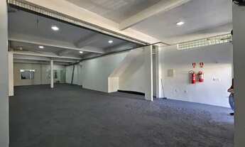 Imagem 5: Galpão no São Francisco medindo 200m2. Com duas salas de escritório, meses, split copa e