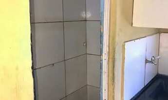 Imagem 6: Quarto com banheiro e pia próximo à estação do Gramacho