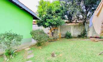 Imagem 4: Que tal uma casa grande com varanda e muito verde?