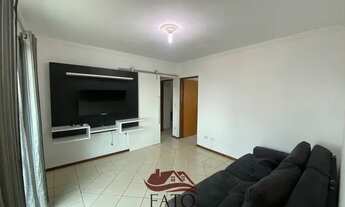 Imagem 2: Apartamento com móveis planejados, varanda e vaga coberta