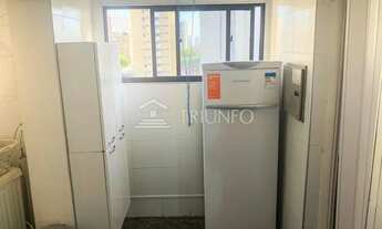 Imagem 3: Apartamento com ampla sala e vista privilegiada de esquina com Rua Padre Valdivino