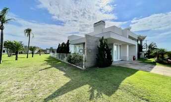 Imagem 4: Casa com piscina no Condominio Riviera com 4 suítes em Xangri-La. REF: CA0147