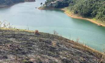 Imagem: Terreno pé na água