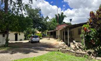 Imagem 2: Chácara top 6.390 metros com 4 casas um galpão e 2 porção de frente à Candangolândia