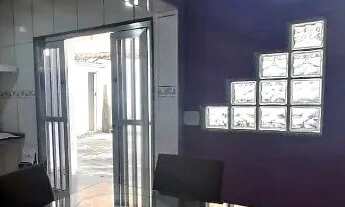 Imagem: Casa com terraço, garagens, junto a praça