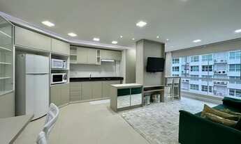 Imagem: LINDO DECORADO, DE FRENTE, HÁ UMA QUADRA