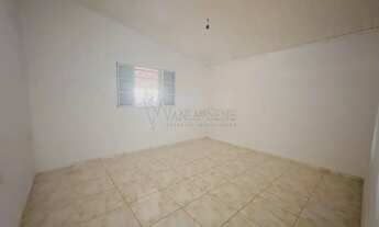 Imagem: Terreno com três casa para venda no bairro