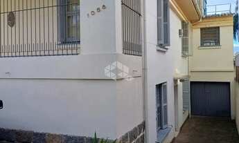 Imagem 6: Casa de 5 dormitórios c/ 2 apartamentos individuais e 5 vagas de garagem no Menino Deus Me