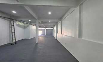 Imagem 4: Galpão no São Francisco medindo 200m2. Com duas salas de escritório, meses, split copa e