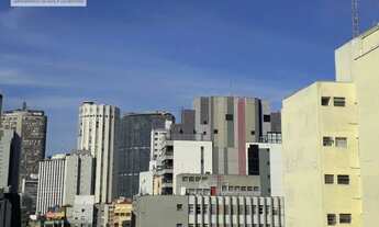 Imagem 3: Kitnet ampla, cozinha separada, área de serviço, andar alto e janelas grandes. Próximo às