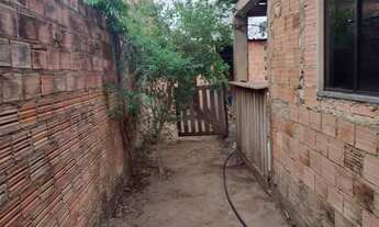 Imagem 5: E uma casa bem grande e toda murada