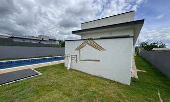 Imagem 7: Casa nova em fase de acabamento, localizado no Ninho Verde 1, frente com o asfalto