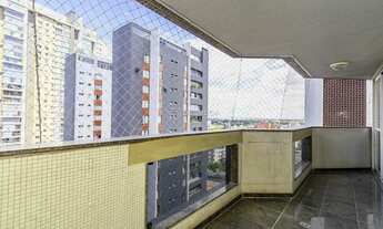 Imagem: Ao lado do Clube Curitibano, um por andar