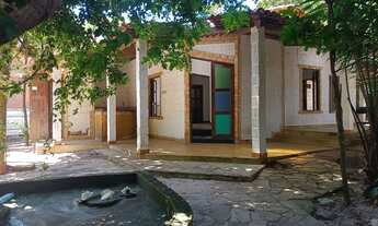 Imagem 3: Casa ampla em terreno arborizado no início da Rua do Sol