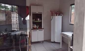 Imagem 7: E uma casa bem grande e toda murada