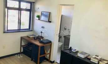 Imagem 2: Apartamento com ampla sala e vista privilegiada de esquina com Rua Padre Valdivino