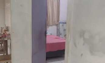 Imagem: E uma casa bem grande e toda murada