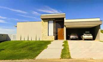 Imagem: Casa à venda com 3 quartos, sendo 2 suítes