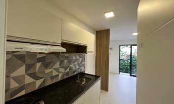 Imagem: Loft 305 com sacada, sol da manhã, andar