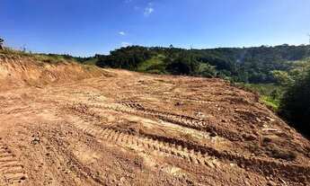 Imagem 3: Terreno em Arujá pronto para construir com platô e vista para lago