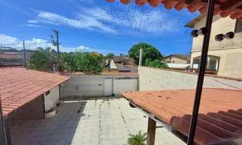 Imagem 3: CASA PÉ NA AREIA NA PRAIA DE SANTA MÔNICA COM DUAS ENTRADAS UMA EM RUA ASFALTADA E OUTRA N