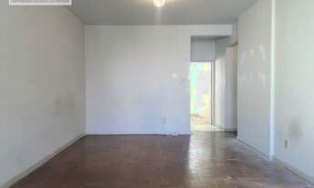 Imagem 2: Kitnet ampla, cozinha separada, área de serviço, andar alto e janelas grandes. Próximo às