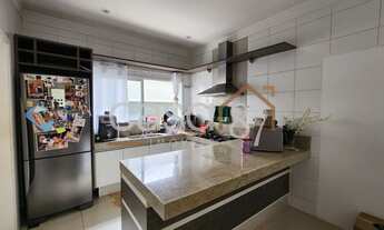 Imagem 2: Sobrado para locação com 3 suítes, 1 suíte no térreo, escritório, sala de tv e quintal