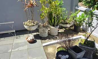 Imagem 13: Casa 2Q, Quintal com Linda Floreira, Rica em Armários e Rua com Controle de Acesso J. Gua