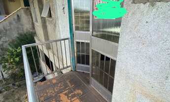 Imagem: Vendo uma casa com garagem e quintal, muito