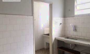 Imagem 6: Kitnet ampla, cozinha separada, área de serviço, andar alto e janelas grandes. Próximo às