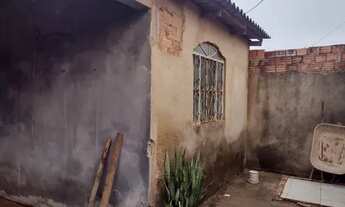 Imagem 3: E uma casa bem grande e toda murada