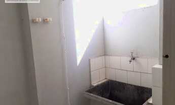 Imagem 7: Kitnet ampla, cozinha separada, área de serviço, andar alto e janelas grandes. Próximo às