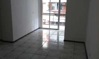 Imagem 2: Apartamento, varanda, 02 quartos no Tanque junto ao comércio e condução