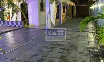 Imagem 5: Casa com 3 dormitórios, 1 suíte, edícula, piscina, churrasqueira e 6 vagas de garagem à ve