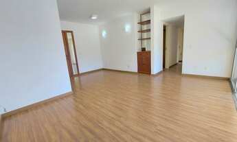 Imagem: 2 quartos (sendo um suíte), varada, garagem