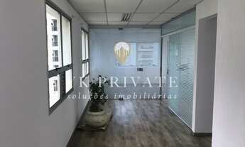 Imagem 2: Sala comercial de 47m² com 3 salas; 2 banheiros; copa; 1 vaga (com ar condicionado