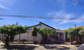 Imagem: Vendo casa de esquina no centro em Trindade