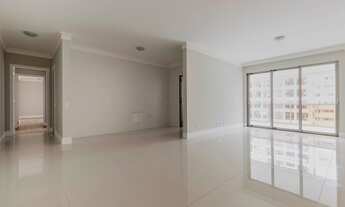 Imagem 1: Apartamento para venda possui 108 metros quadrados com 2 quartos em Centro - Florianópolis