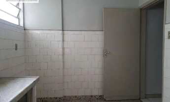 Imagem 4: Kitnet ampla, cozinha separada, área de serviço, andar alto e janelas grandes. Próximo às