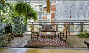 Imagem 3: Deslumbrante Apartamento Iluminado, Renovado, com Vista Verde no Leblon!