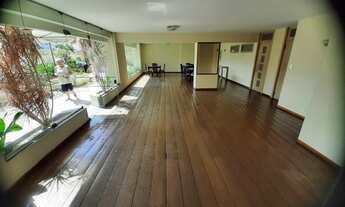 Imagem 7: AP de alto padrão com 310 m² úteis repleto de armários e 2 vagas. Para venda ou locação mo