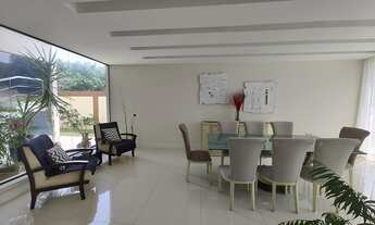 Imagem 2: Casa de Condomínio com 5 suítes, mobiliada, piscina, sauna.