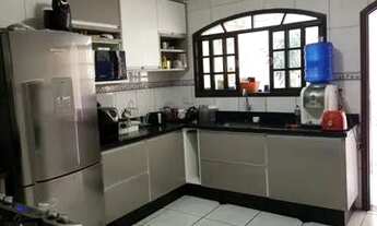 Imagem: Casa com cozinha planejada e suíte para