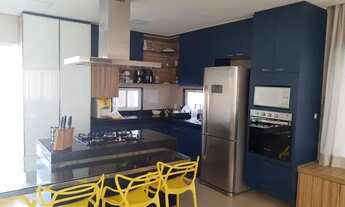 Imagem 2: Aluguel de Casa em Condomínio com 220 metros, 4 suítes, Área Gourmet e Hidro privativa, no