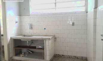 Imagem 5: Kitnet ampla, cozinha separada, área de serviço, andar alto e janelas grandes. Próximo às