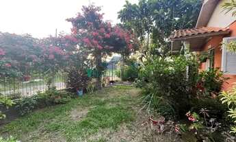 Imagem 3: Velleda oferece magnífica casa com suíte, churrasqueira e quintal encantador, dentro de co