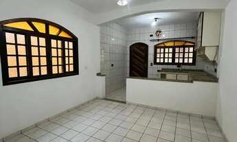 Imagem 2: Sobrado para aluguel possui 190 metros quadrados com 3 quartos em Jordanópolis - Arujá - S