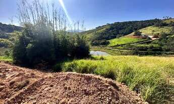 Imagem 7: Terreno em Arujá pronto para construir com platô e vista para lago