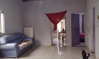 Imagem 4: E uma casa bem grande e toda murada