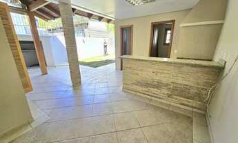 Imagem 6: Sobrado 3 dormitórios com lareira, churrasqueira, piscina, 4 vagas garagem com 196,00m² de